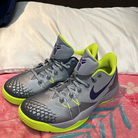 SALE 🔥🔥Vintage Collector Kobe Venomenon 4 Grey. Size:9.5. Serious offers only. - Picture 2 of 10